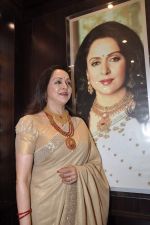 Hema Malini inaugurates Malabar Gold Store in Andheri, Mumbai on 7th April 2013 (34).JPG
