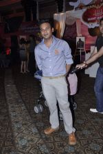 clint fernandes at Elle Carnival in aid of Womens Cancer Initiative a foundation set up by Devieka Bhojwani in Mumbai on 7th April 2013.JPG