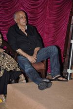 Mahesh Bhatt at the Audio release of Aashiqui 2 at Sudeep Studios in Khar, Mumbai on 8th April 2013 (58).JPG