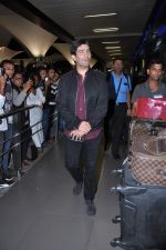 Manish Malhotra arrive from TOIFA 2013 in Mumbai on 8th April 2013 (98).JPG