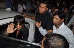 Shahrukh Khan arrive from TOIFA 2013 in Mumbai on 8th April 2013 (51).JPG