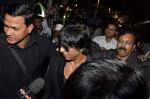 Shahrukh Khan arrive from TOIFA 2013 in Mumbai on 8th April 2013 (54).JPG