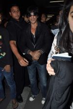 Shahrukh Khan arrive from TOIFA 2013 in Mumbai on 8th April 2013 (55).JPG