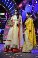Sania Mirza, Divya Dutta at Women_s Prerna Awards in Mumbai on 9th April 2013 (123).JPG