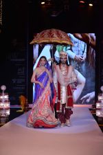 Model walk the ramp for Gitanjali gems Show at IIJW Delhi day 2 on 13th April 2013 (62).JPG
