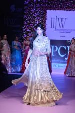 Jacqueline Fernandez walk the ramp for PC Jewellers Show at IIJW Delhi day 2 on 13th April 2013 (48).JPG