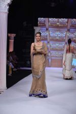 Model walk the ramp for RK Jewellers Show at IIJW Delhi day 2 on 13th April 2013 (31).JPG