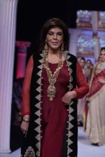 Zeenat Aman walk the ramp for RK Jewellers Show at IIJW Delhi day 2 on 13th April 2013 (4).JPG