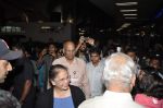 Abhishek Bachchan, Aishwarya Rai Bachchan with Aradhya return from NY in Mumbai Airport on 23rd April 2013 (22).JPG