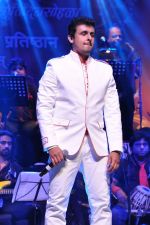 Sonu Nigam at Dinanath Mangeshkar Awards in Sion, Mumbai on 24th April 2013 (89).JPG