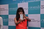 Chitrangada Singh launches Samsung S4 in Croma Juhu, Mumbai on 27th April 2013 (63).JPG
