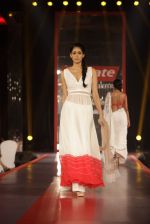 Model walks for Manish Malhotra -Spring Summer collection in Mumbai on 25th April 2013 (17).JPG