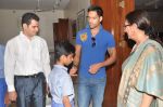 Siddharth Mallya spend time with NGO kids in Worli, Mumbai on 26th April 2013 (54).JPG