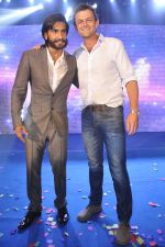 Ranveer Singh, Adam Gilchrist at Samsung S4 launch by Reliance in Shangrilaa, Mumbai on 27th April 2013 (3).JPG