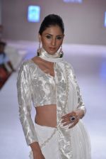 Model walks for Shaina NC showcases her bridal line at Weddings at Westin show with Jewellery by gehna on 5th May 2013 (186).JPG