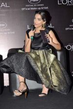 Sonam Kapoor launches L_oreal Sunset collection and Bollywood inspired make-up for Cannes in Taj Land_s End, Mumbai on 6th May 2013 (98).JPG