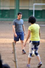 Aamir Khan snapped playing football with Daughter Ira in Bandra, Mumbai on 8th May 2013 (4).JPG