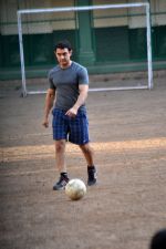 Aamir Khan snapped playing football with Daughter Ira in Bandra, Mumbai on 8th May 2013 (7).JPG