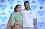 Abhishek Kapoor with mom at P&G thank you mom event in Bandra, Mumbai on 8th May 2013 (22).JPG