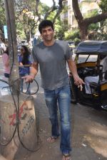 Aditya Roy Kapoor snapped in bandra, Mumbai on 8th May 2013 (3).JPG