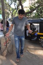 Aditya Roy Kapoor snapped in bandra, Mumbai on 8th May 2013 (6).JPG