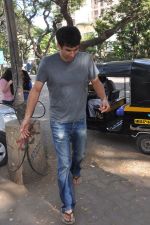 Aditya Roy Kapoor snapped in bandra, Mumbai on 8th May 2013 (7).JPG