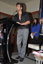 Hrithik roshan unveils Kris Gethin book on Bodybuilding in Juhu, Mumbai on 8th May 2013 (19).JPG