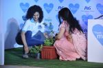 Kangana Ranaut with Mom at P&G thank you mom event in Bandra, Mumbai on 8th May 2013 (50).JPG