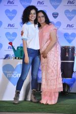 Kangana Ranaut with Mom at P&G thank you mom event in Bandra, Mumbai on 8th May 2013 (55).JPG