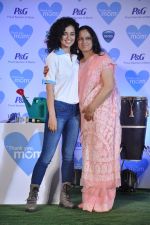 Kangana Ranaut with Mom at P&G thank you mom event in Bandra, Mumbai on 8th May 2013 (57).JPG