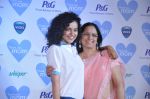 Kangana Ranaut with mom at P&G thank you mom event in Bandra, Mumbai on 8th May 2013 (23).JPG
