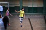 Kiran Rao snapped playing football with Daughter Ira in Bandra, Mumbai on 8th May 2013 (18).JPG