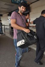 Aditya Roy Kapur leave for Dubai jawaani Dewaani promotions in Mumbai Airport on 16th May 2013 (3).JPG