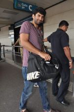 Aditya Roy Kapur leave for Dubai jawaani Dewaani promotions in Mumbai Airport on 16th May 2013 (4).JPG