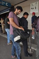 Aditya Roy Kapur leave for Dubai jawaani Dewaani promotions in Mumbai Airport on 16th May 2013 (6).JPG