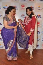 Asha Parekh, Shaina NC at Shaina NC_s show for cancer patients in Kala Ghoda, Mumbai on 28th May 2013 (7).JPG