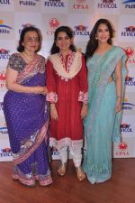 Asha Parekh, Shaina NC, Rashmi Nigam at Shaina NC_s show for cancer patients in Kala Ghoda, Mumbai on 28th May 2013 (13).JPG