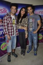 Varun Sharma, Richa Chadda, Pulkit Samrat with Fukrey stars on the sets of India_s dancing superstars in Filmcity, Mumbai on 29th May 2013 ( (4).JPG