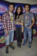 Varun Sharma, Richa Chadda, Pulkit Samrat with Fukrey stars on the sets of India_s dancing superstars in Filmcity, Mumbai on 29th May 2013 (.JPG