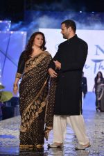 Rohit Roy, Manasi Joshi Roy at Shaina NC_s fashion show for CPAA in Mumbai on 2nd June 2013 (49).JPG