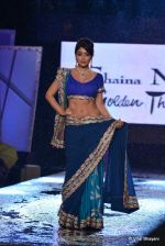 Shriya Saran at Shaina NC_s fashion show for CPAA in Mumbai on 2nd June 2013 (29).JPG