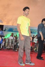 Farhan Akhtar at Asif Bhamla_s clean green drive in Bandra, Mumbai on 4th June 2013 (35).JPG