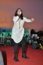 Sona Mohapatra at Asif Bhamla_s clean green drive in Bandra, Mumbai on 4th June 2013 (51).JPG