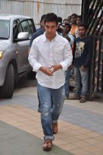 Aamir Khan at Jiah Khan_s prayer meet in Juhu, Mumbai on 8th June 2013 (26).JPG