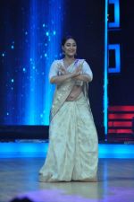 Sonakshi Sinha at Lootera film promotions on the sets of Star Plus India Dancing Superstar in Filmcity on 17th June 201 (25).JPG