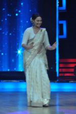 Sonakshi Sinha at Lootera film promotions on the sets of Star Plus India Dancing Superstar in Filmcity on 17th June 201 (26).JPG