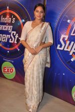 Sonakshi Sinha at Lootera film promotions on the sets of Star Plus India Dancing Superstar in Filmcity on 17th June 201 (39).JPG