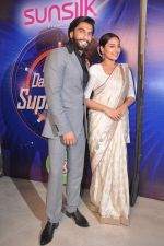Sonakshi Sinha, Ranveer at Lootera film promotions on the sets of Star Plus India Dancing Superstar in Filmcity on 17th June 201  (63).JPG