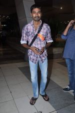 Dhanush return from Chennai in Mumbai Airport on 19th June 2013 (18).JPG