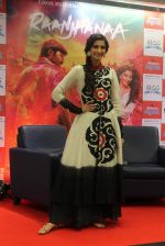 Sonam Kapoor at Reliance Digital in Malad, Mumbai on 21st June 2012 (26).JPG